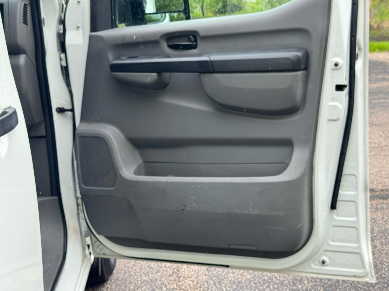 Nissan NV Cargo 2500 HD S V6 High Roof 2014