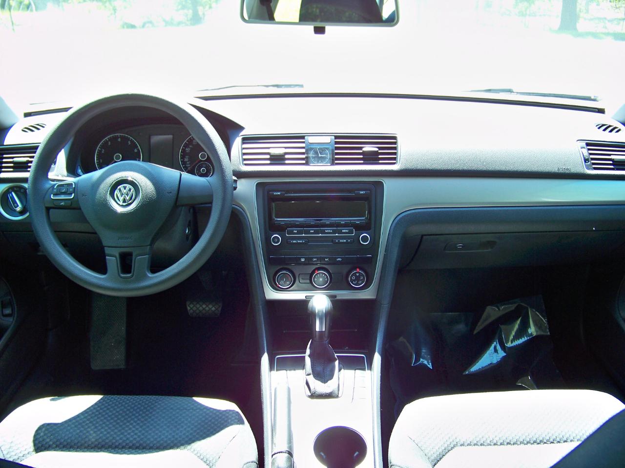 Volkswagen Passat 2.5L S W/Appearance 2013