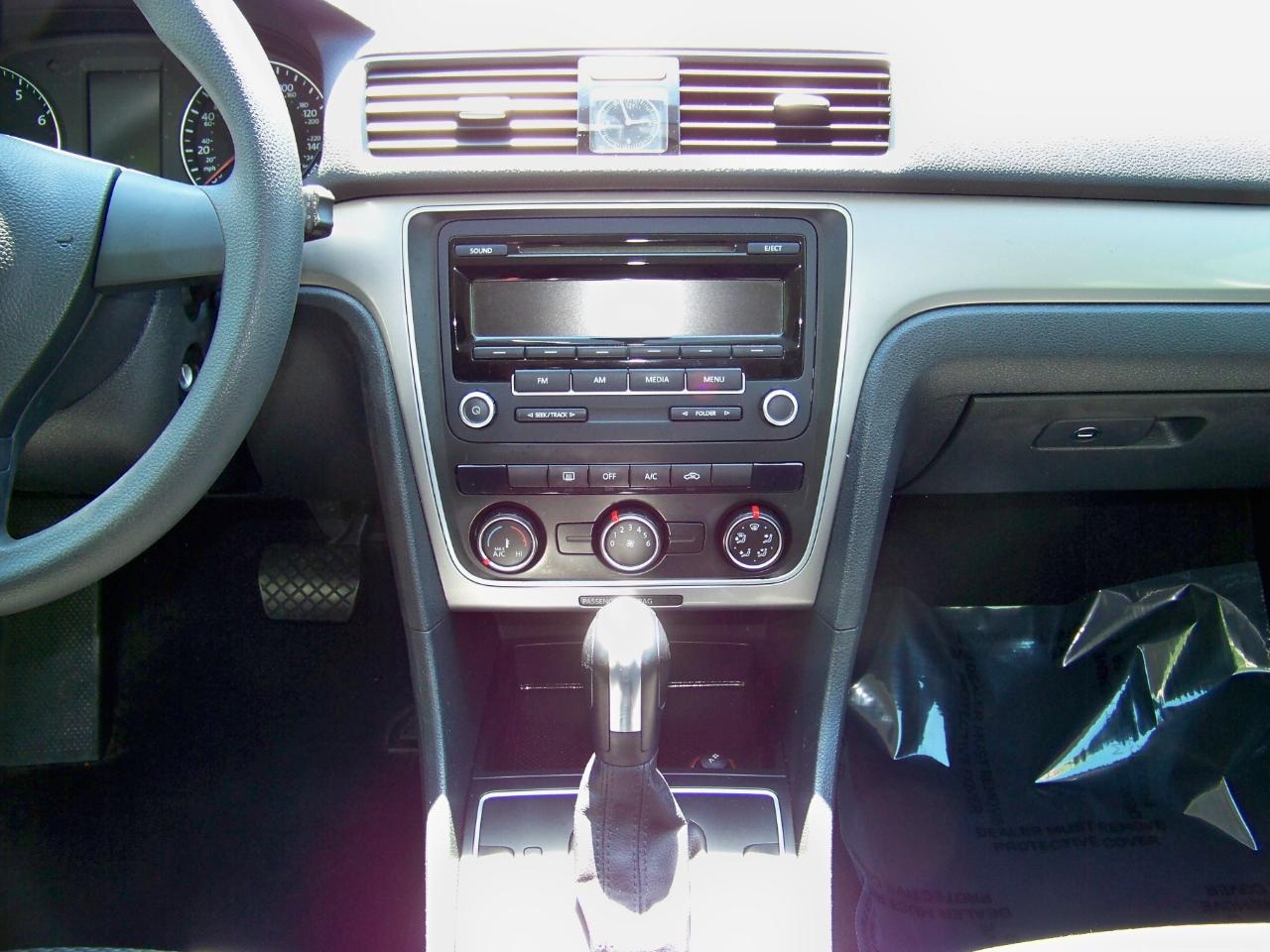 Volkswagen Passat 2.5L S W/Appearance 2013