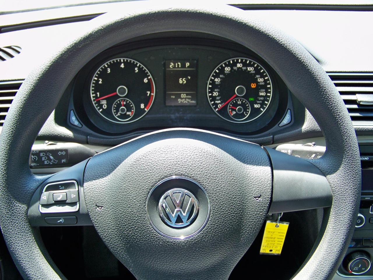 Volkswagen Passat 2.5L S W/Appearance 2013