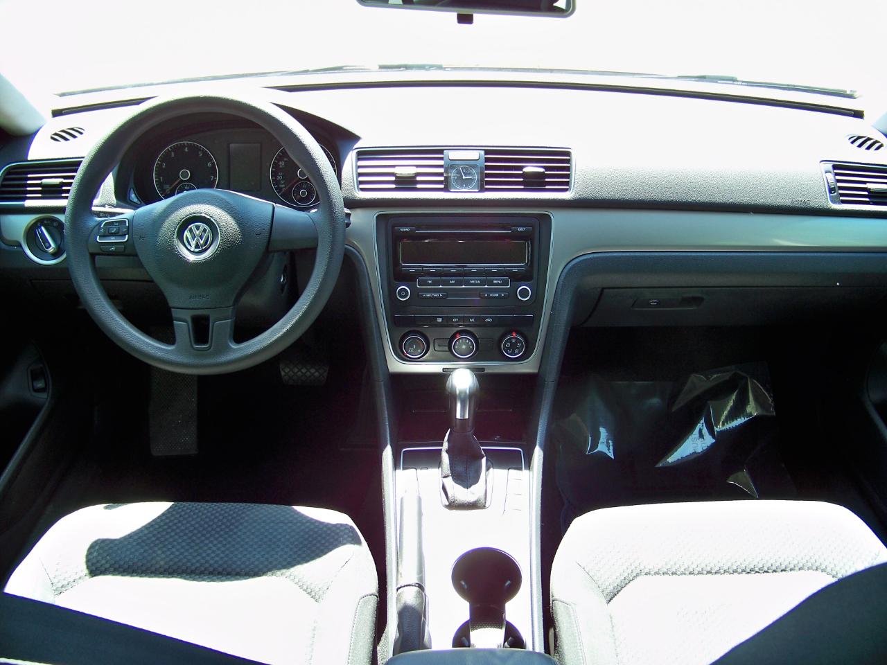 Volkswagen Passat 2.5L S W/Appearance 2013