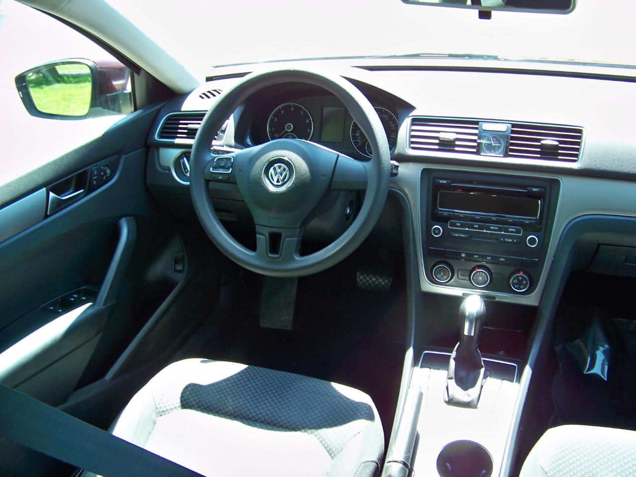 Volkswagen Passat 2.5L S W/Appearance 2013