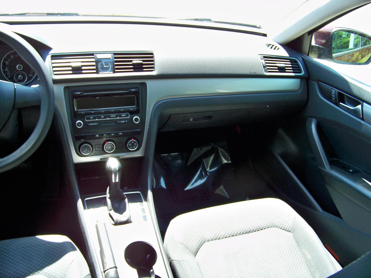 Volkswagen Passat 2.5L S W/Appearance 2013