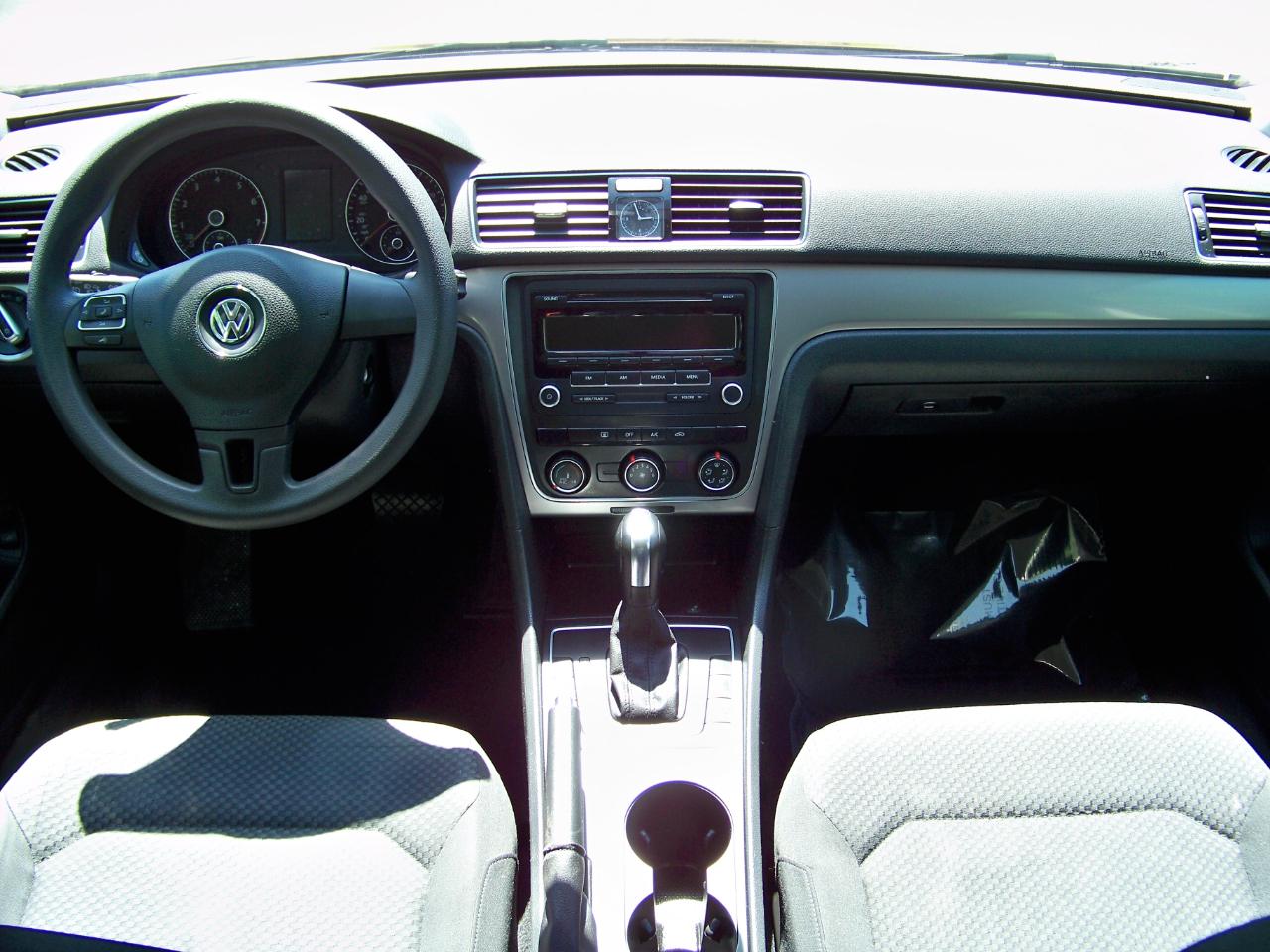 Volkswagen Passat 2.5L S W/Appearance 2013