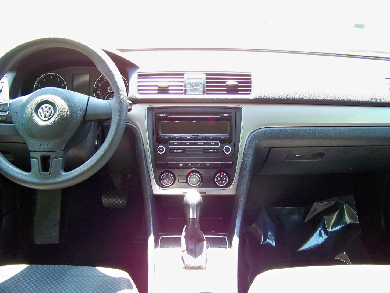 Volkswagen Passat 2.5L S W/Appearance 2013