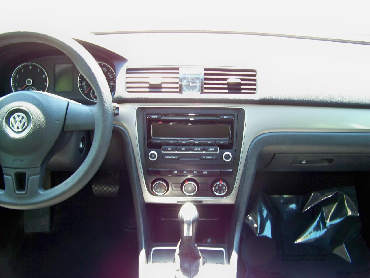 Volkswagen Passat 2.5L S W/Appearance 2013
