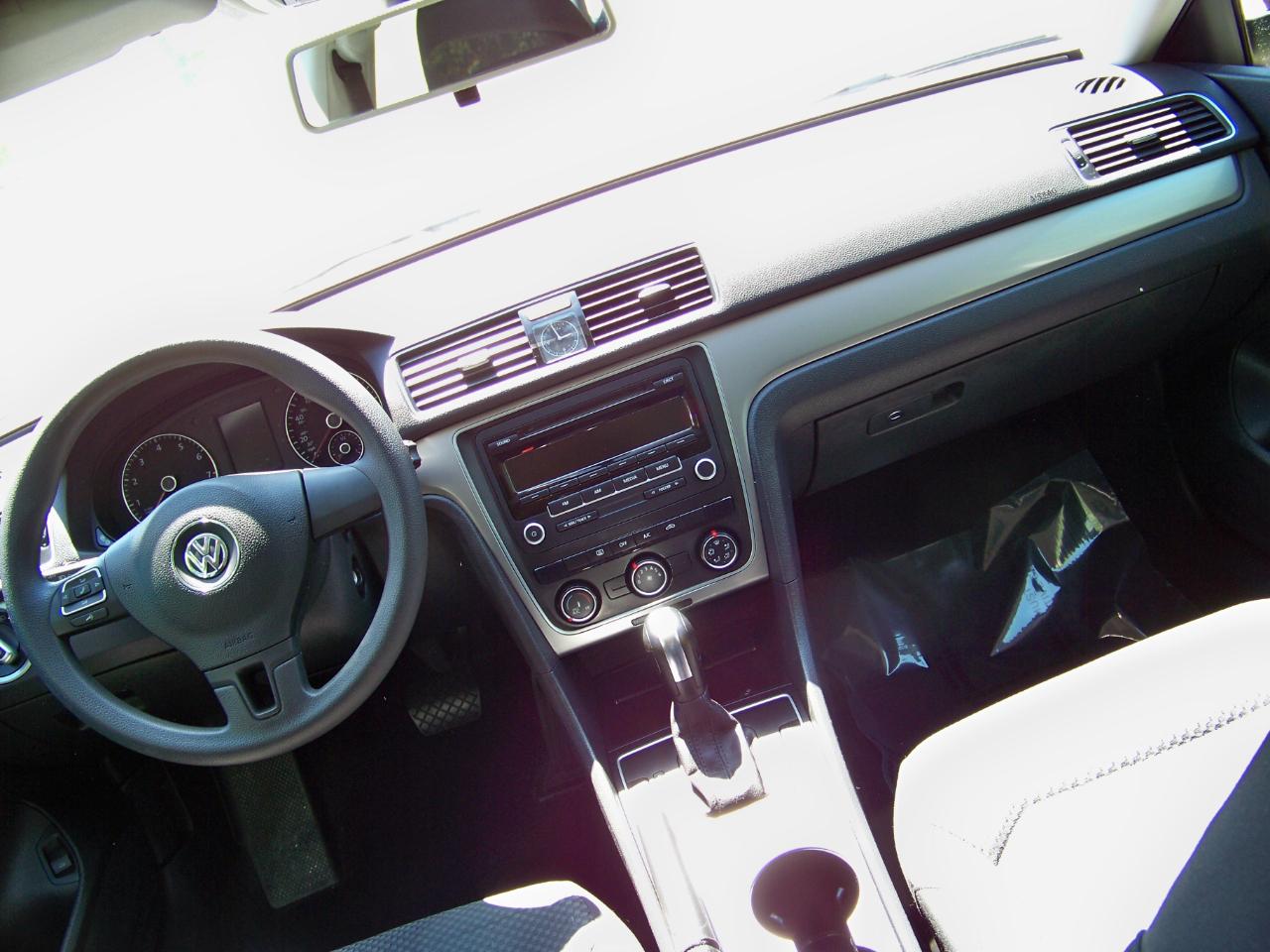 Volkswagen Passat 2.5L S W/Appearance 2013