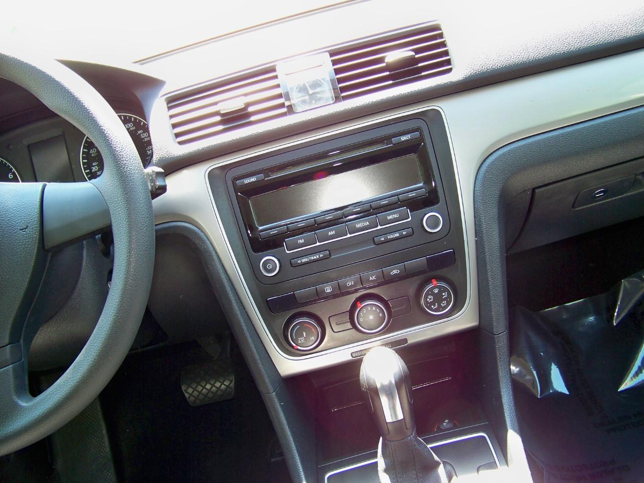 Volkswagen Passat 2.5L S W/Appearance 2013