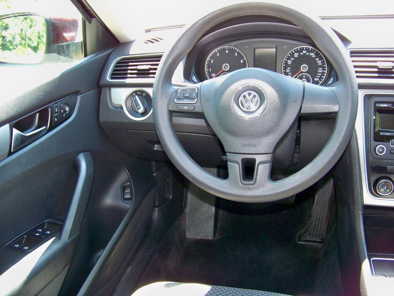 Volkswagen Passat 2.5L S W/Appearance 2013