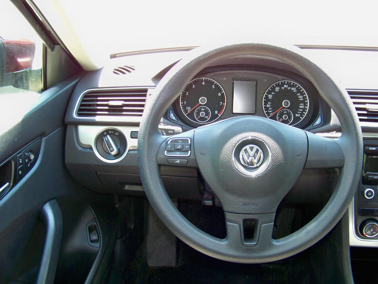 Volkswagen Passat 2.5L S W/Appearance 2013
