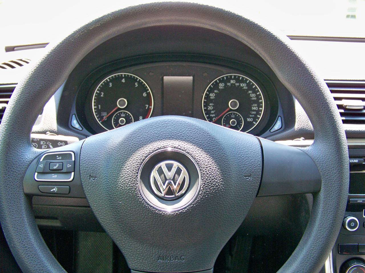 Volkswagen Passat 2.5L S W/Appearance 2013