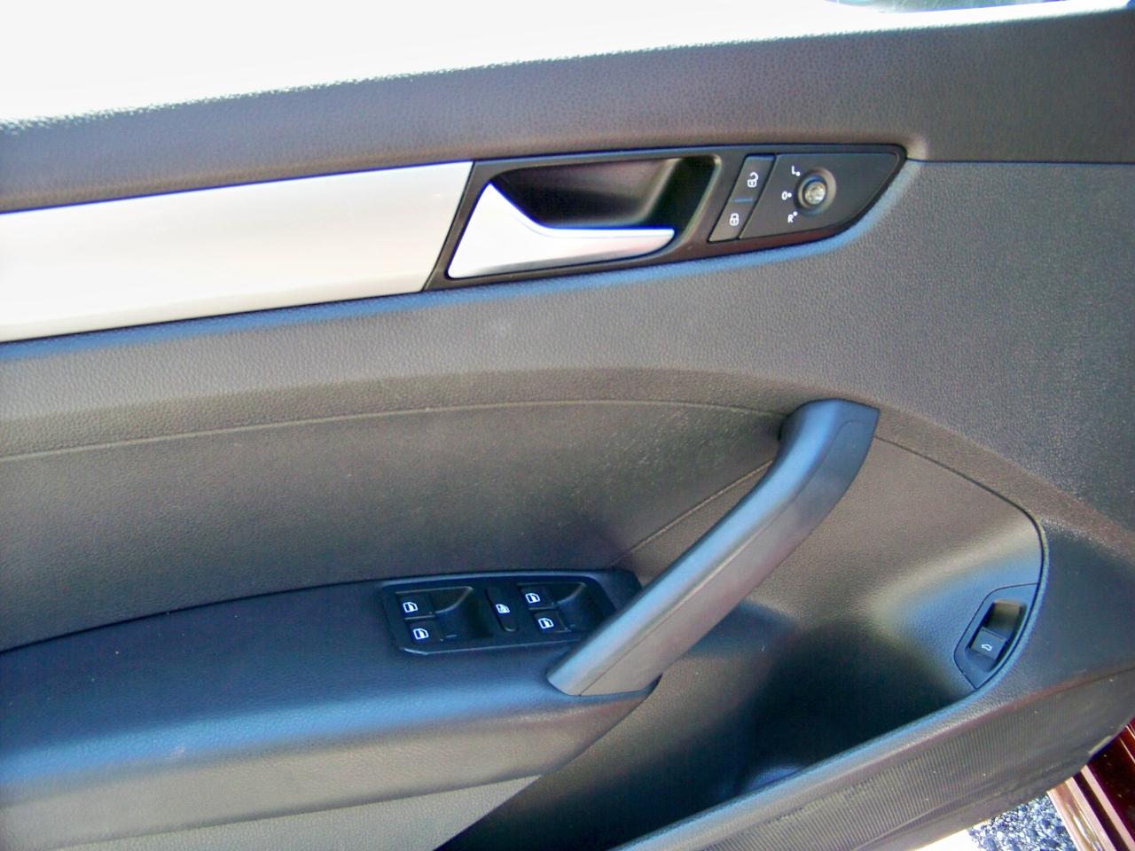 Volkswagen Passat 2.5L S W/Appearance 2013