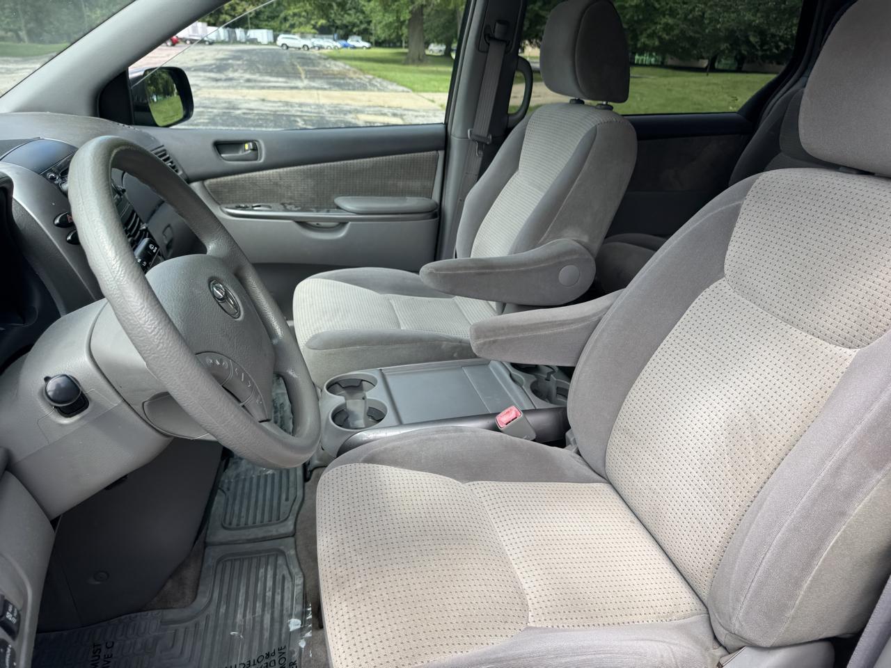 Toyota Sienna LE 8-Passenger 2009