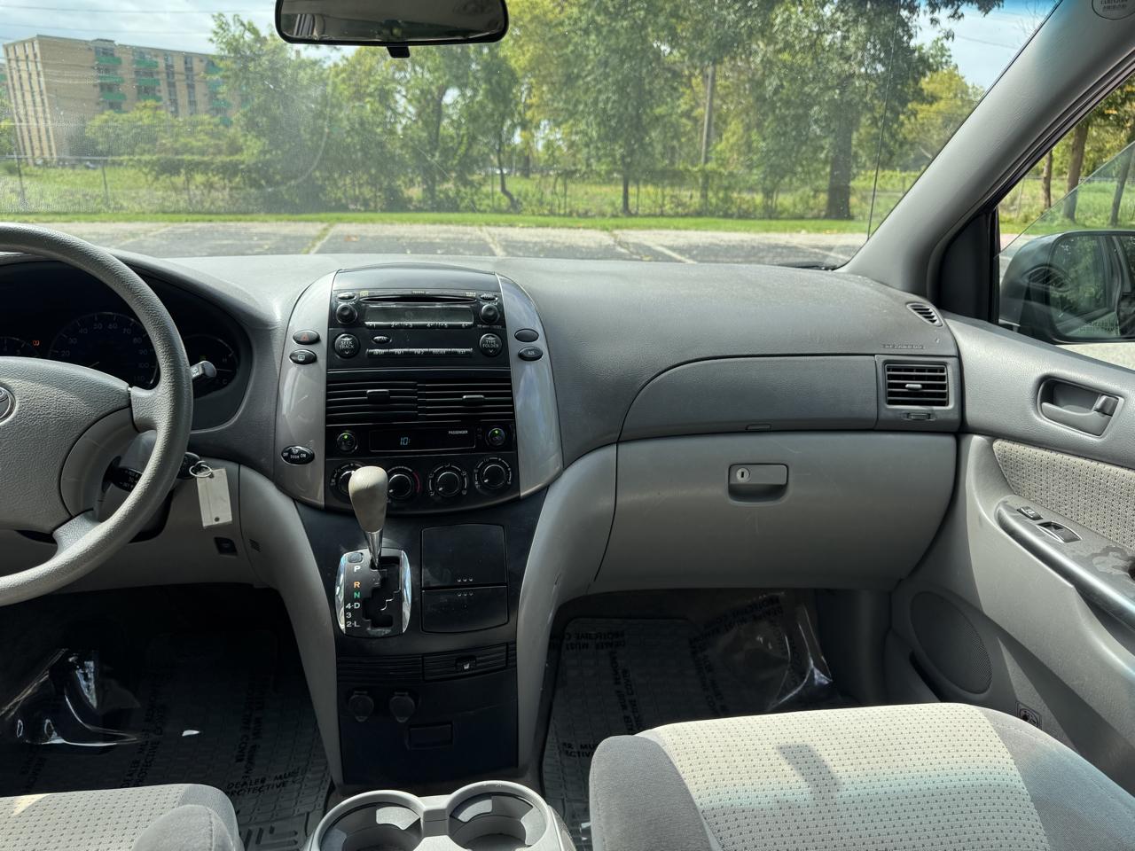 Toyota Sienna LE 8-Passenger 2009