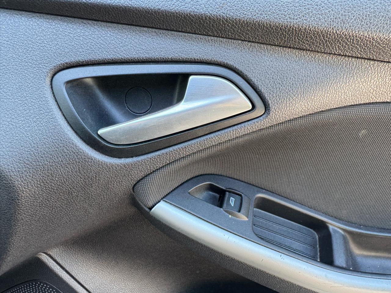 Ford Focus SE Sedan 2014