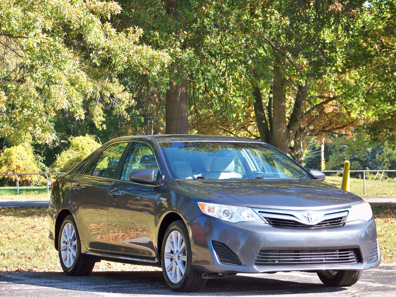  2014 Toyota Camry Hybrid XLE FWD   