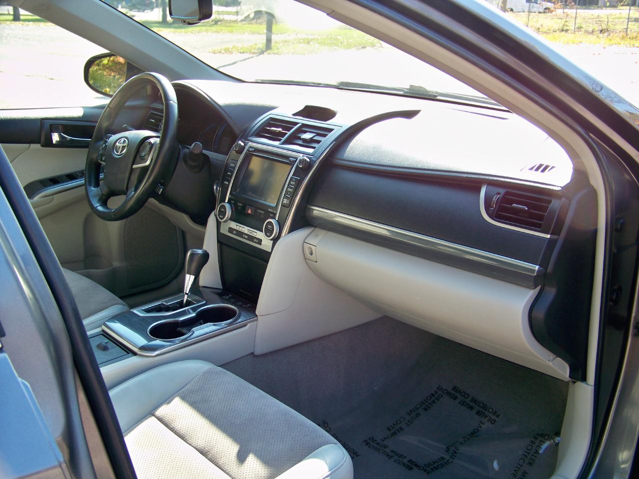 Toyota Camry Hybrid XLE 2014