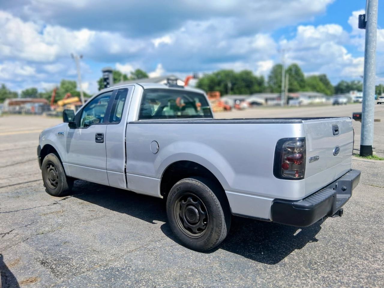 Ford F-150 Reg Cab 126" XLT 2005