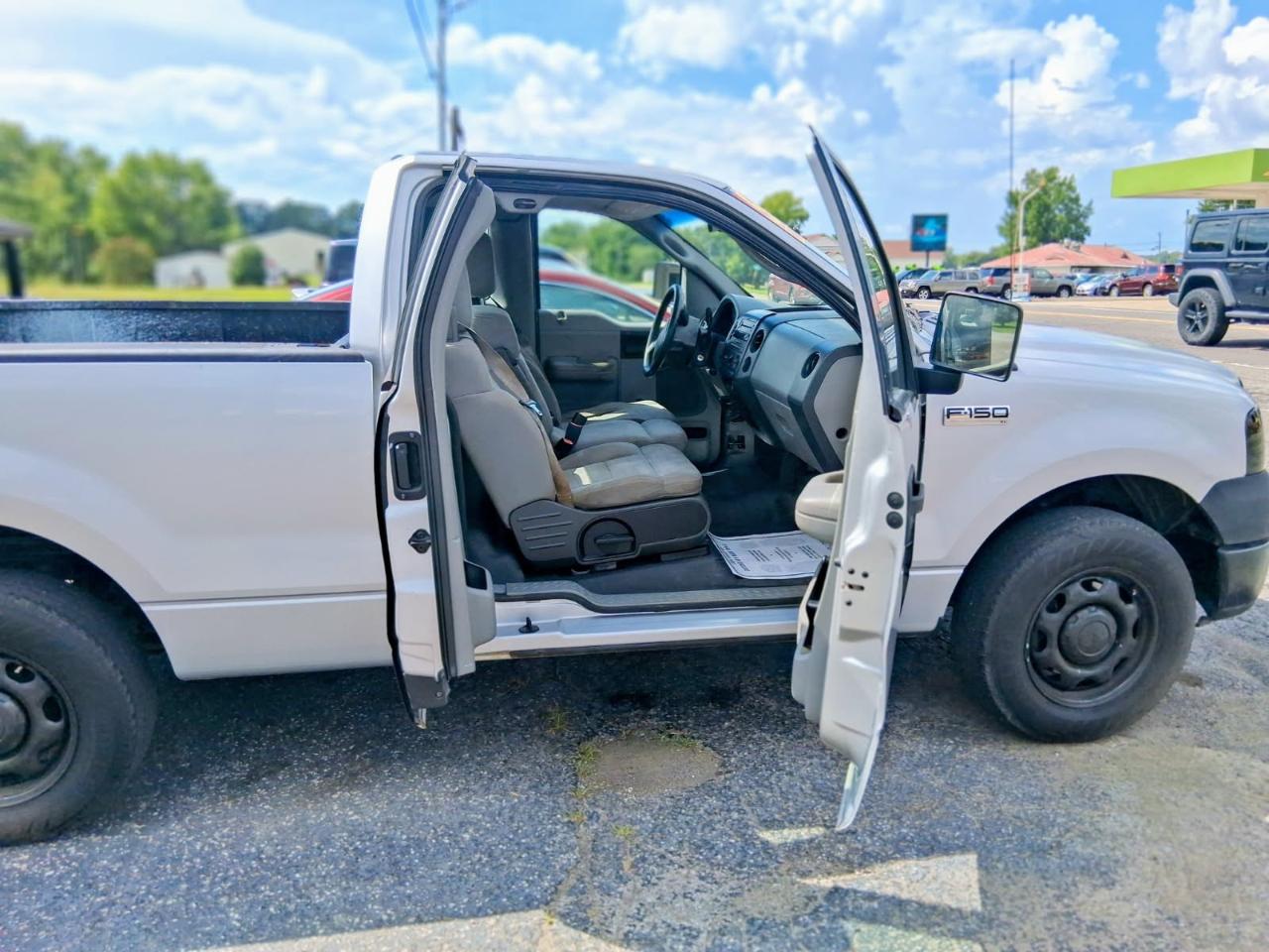 Ford F-150 Reg Cab 126" XLT 2005