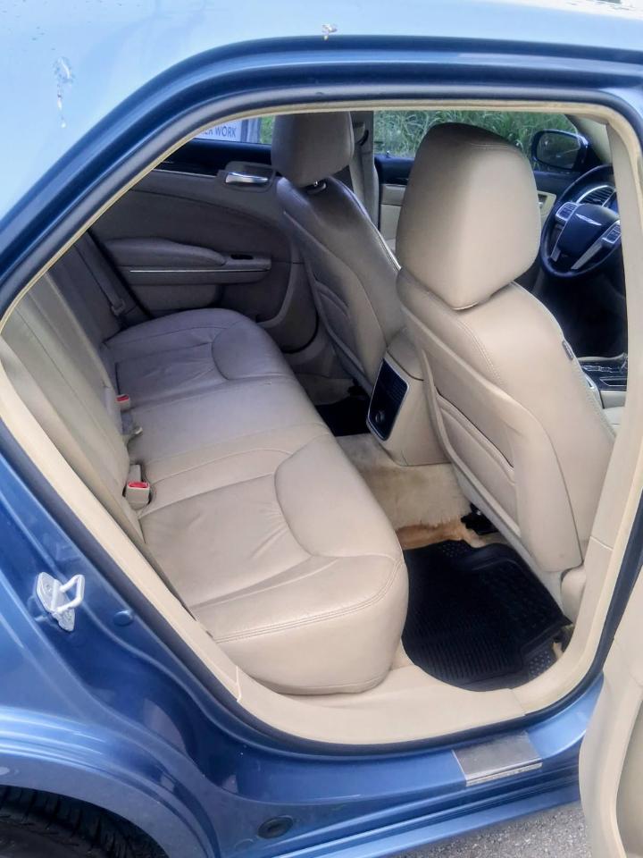 Chrysler 300 4dr Sdn Limited RWD 2011