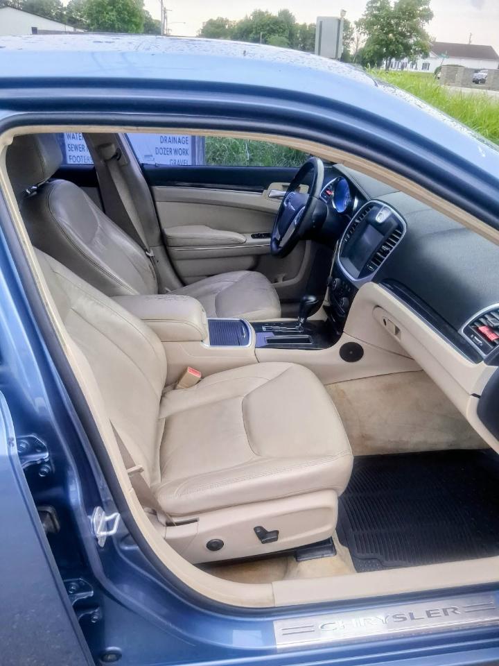 Chrysler 300 4dr Sdn Limited RWD 2011