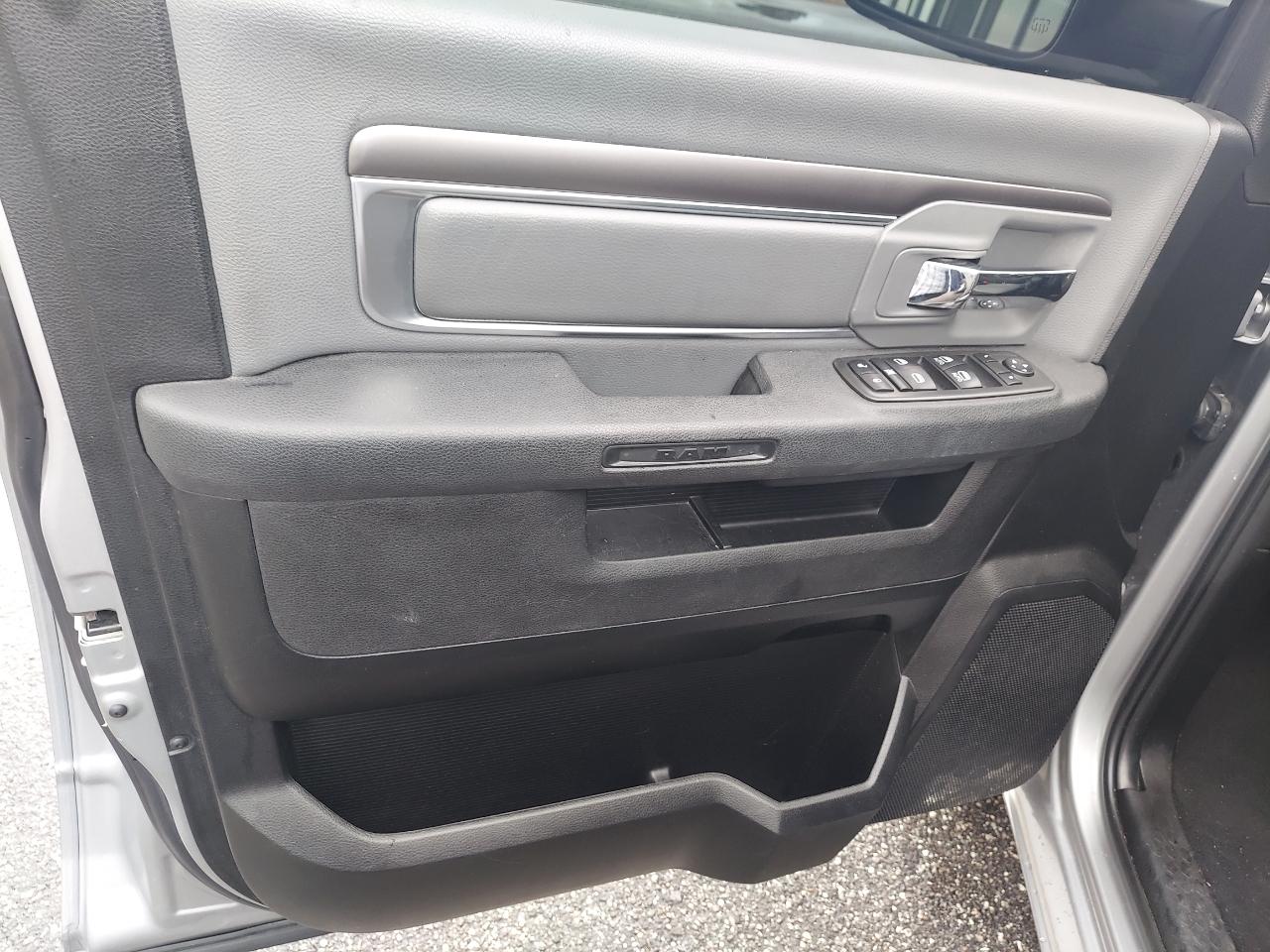 RAM 1500 Classic Tradesman Crew Cab SWB 2WD 2021