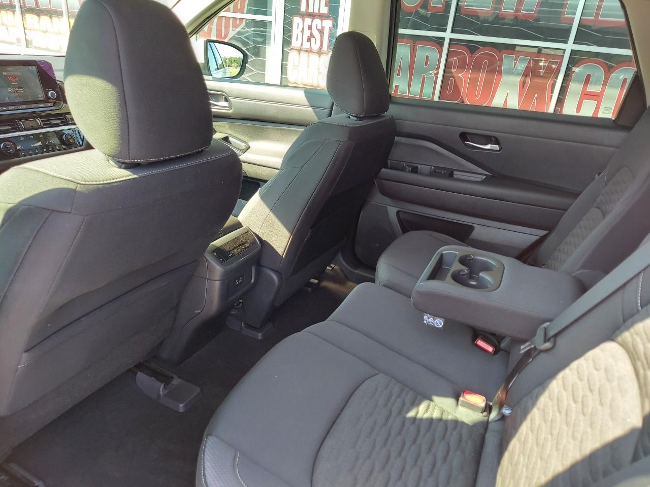 Nissan Pathfinder SV 2022