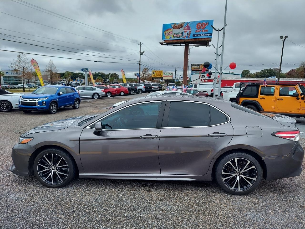 Toyota Camry SE 2020