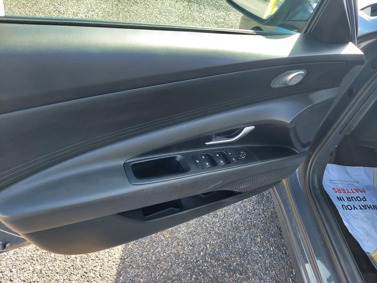 Hyundai Elantra SE 2025