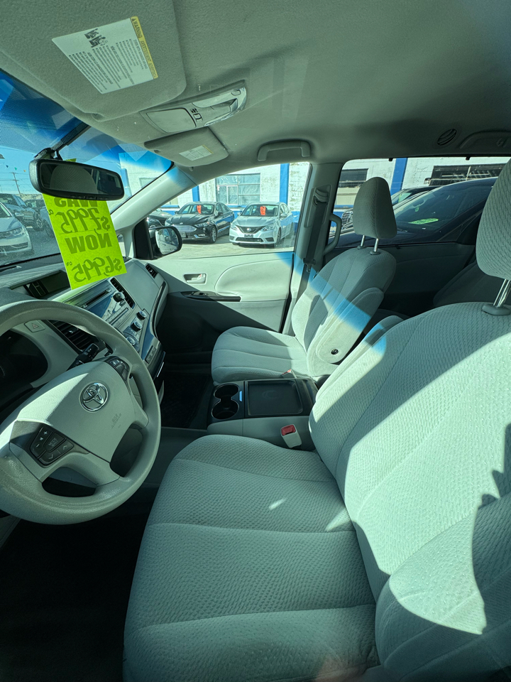 Toyota Sienna LE 8-Pass V6 2011 Toyota Sienna LE 8-Pass V6 2011