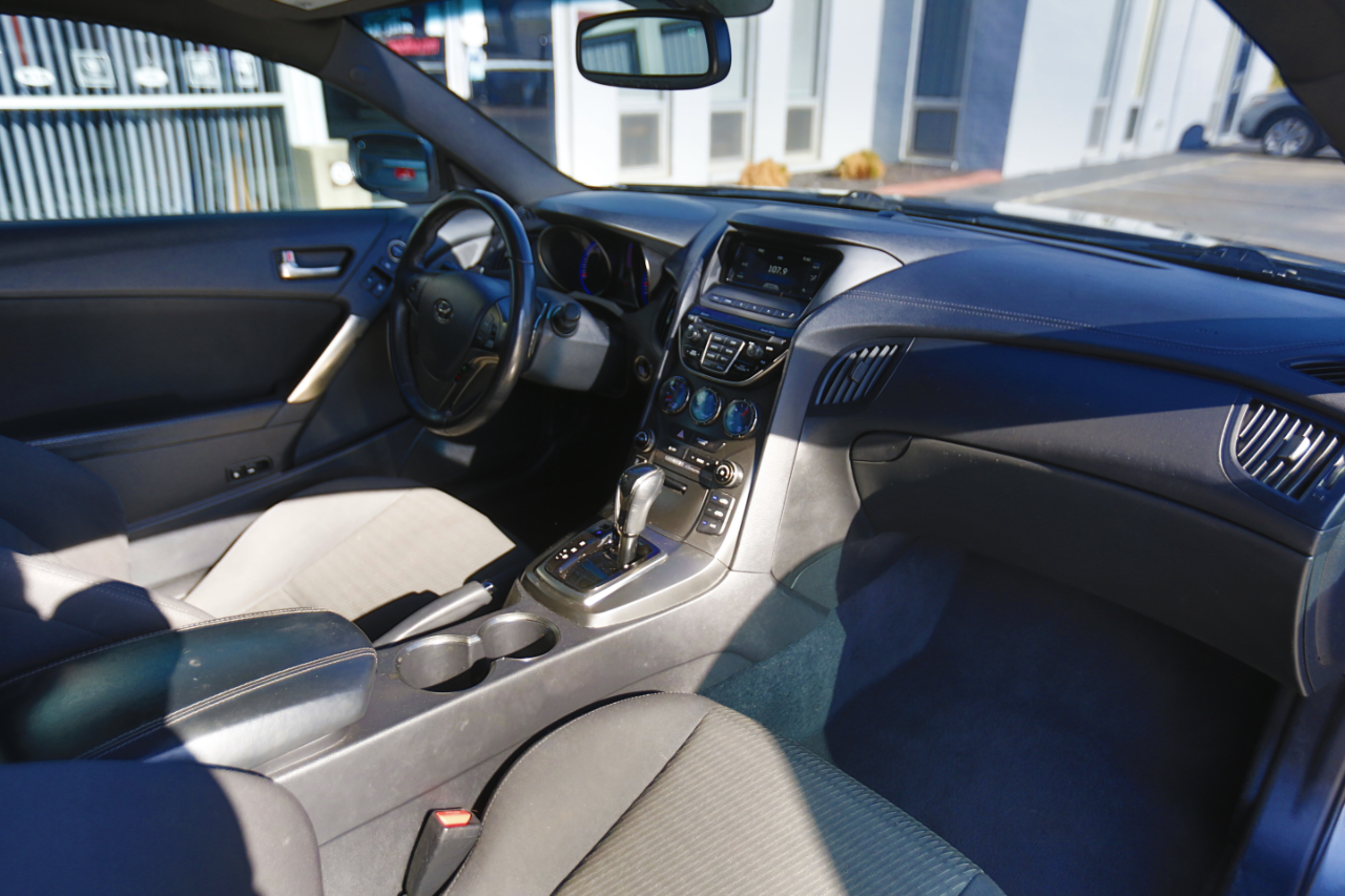 2016 Hyundai Genesis Coupe Base photo 8