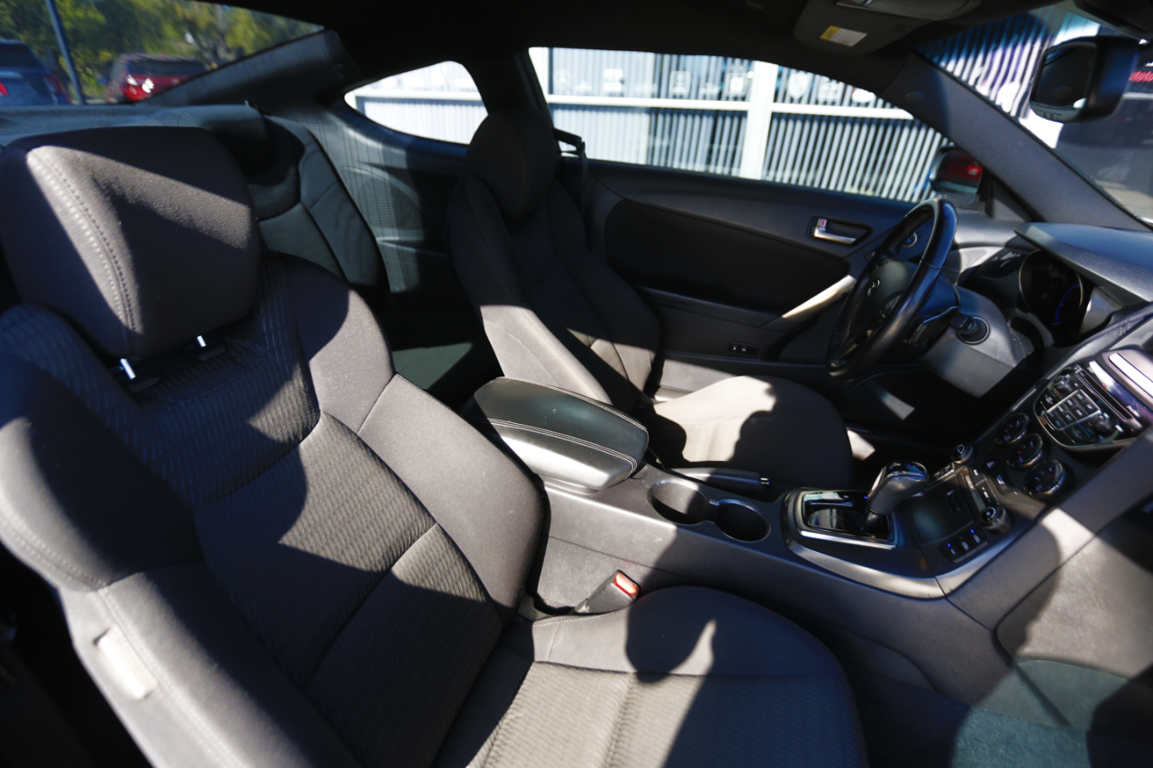 2016 Hyundai Genesis Coupe Base photo 9