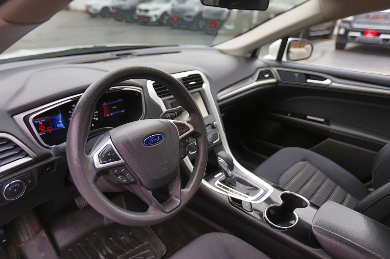 2016 Ford Fusion SE photo 3