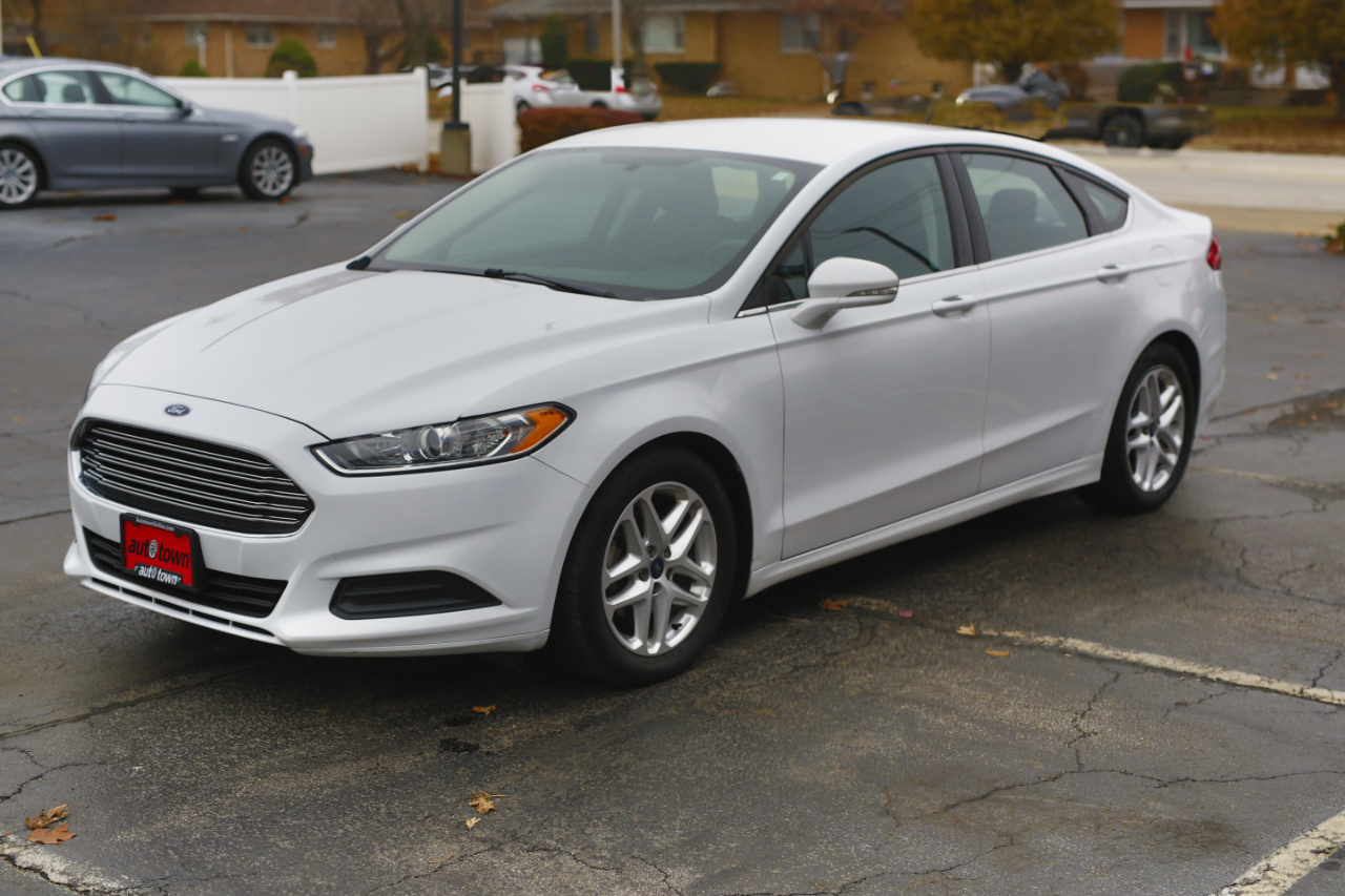 2016 Ford Fusion SE photo 2