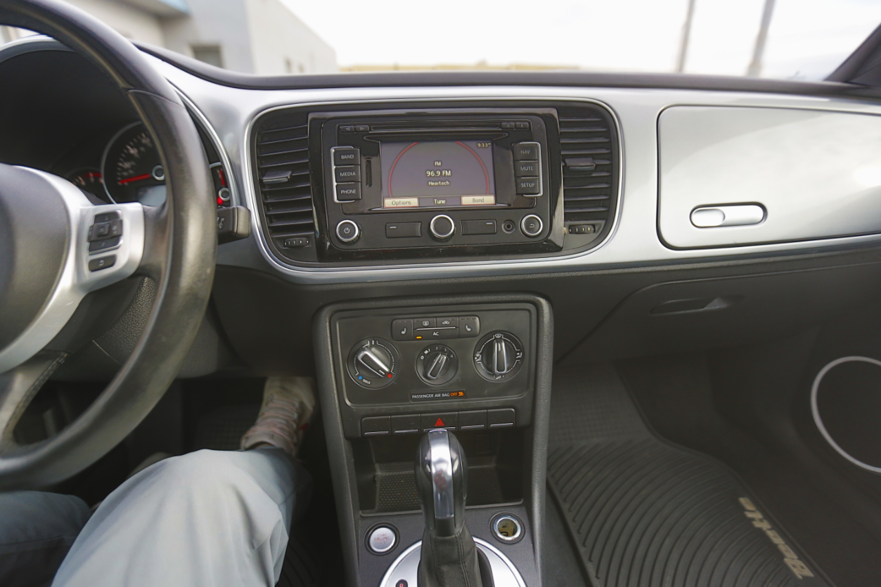 Volkswagen Beetle 2dr Cpe Auto 2.5L PZEV 2012