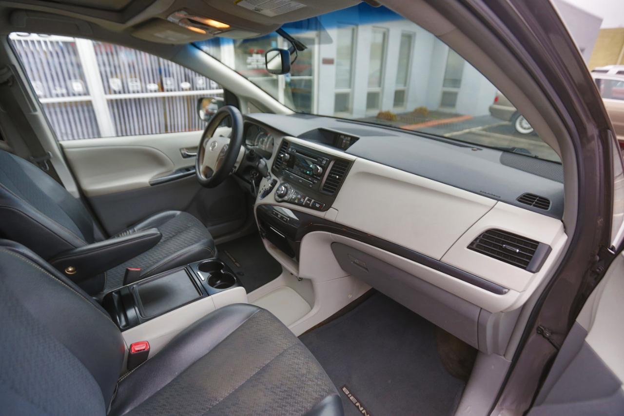 Toyota Sienna 5dr 8-Pass Van V6 SE FWD (Natl) 2014