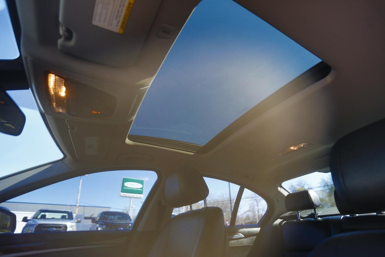 BMW 5 Series 4dr Sdn 528i RWD 2015