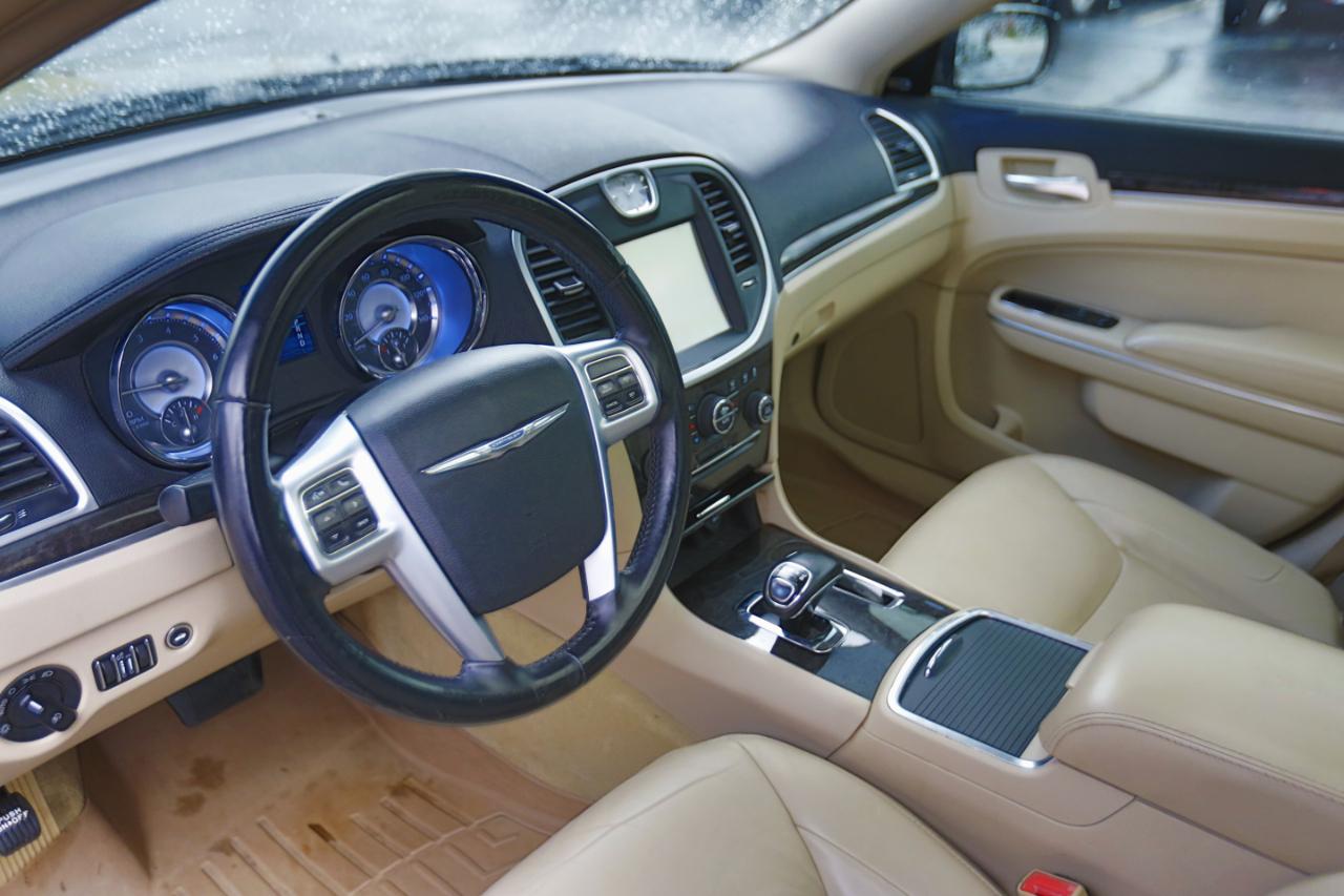 Chrysler 300 4dr Sdn V6 Limited RWD 2012