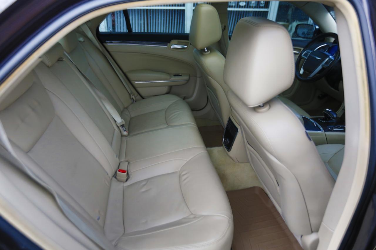 Chrysler 300 4dr Sdn V6 Limited RWD 2012