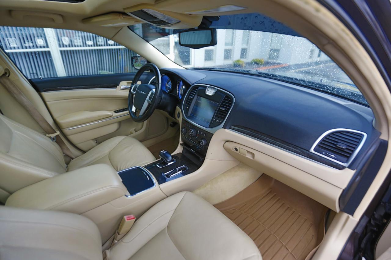 Chrysler 300 4dr Sdn V6 Limited RWD 2012