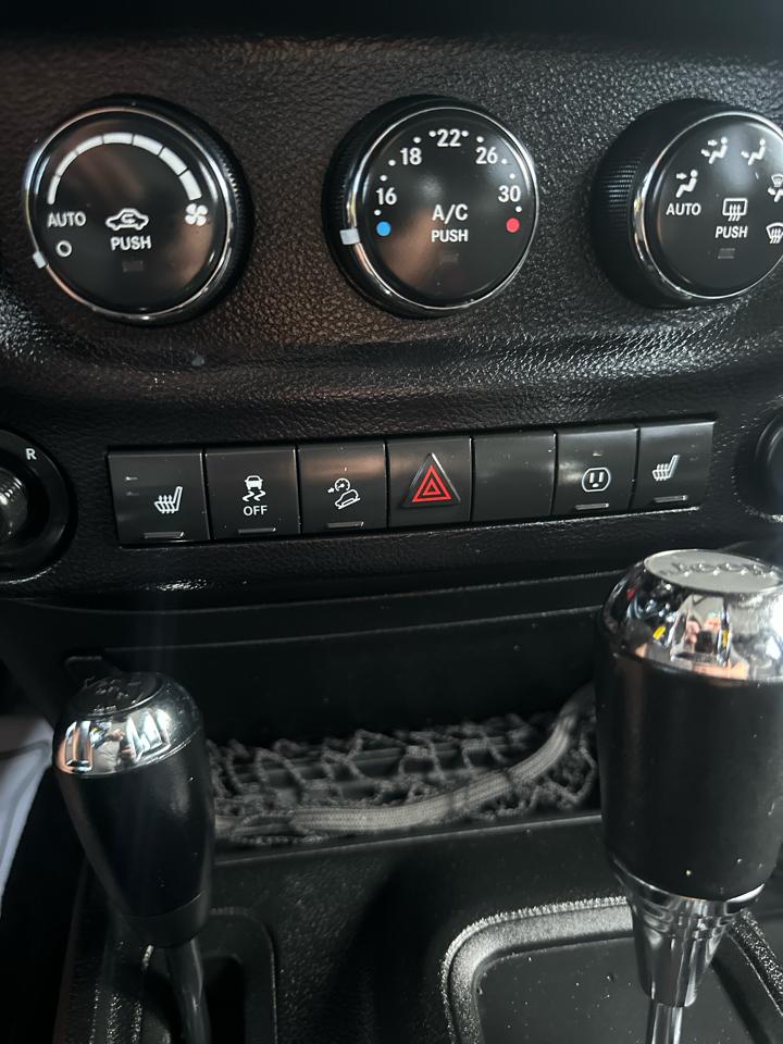 Jeep Wrangler Unlimited Sahara 4WD 2017