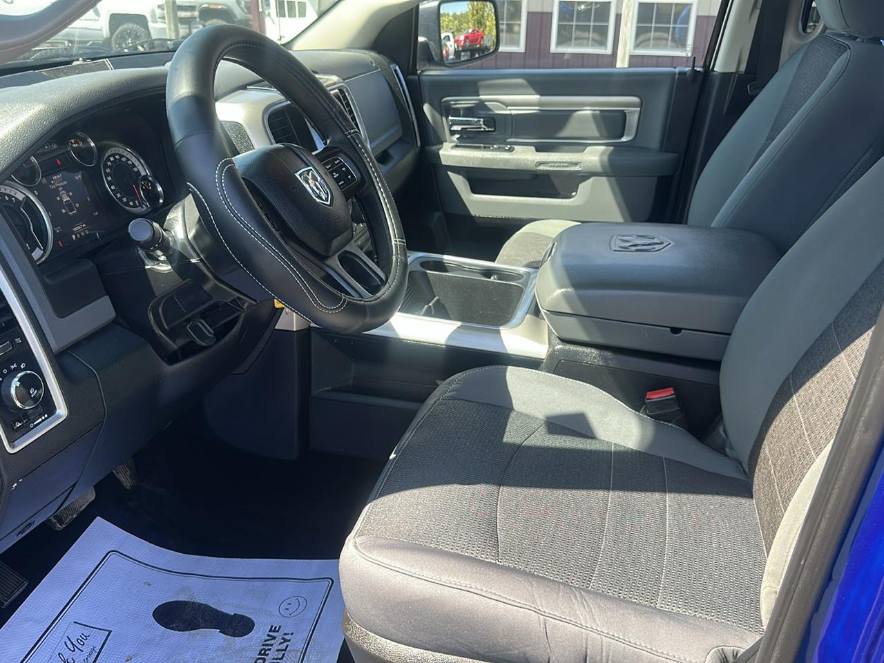 RAM 1500 4WD Crew Cab 140.5" Outdoorsman 2016