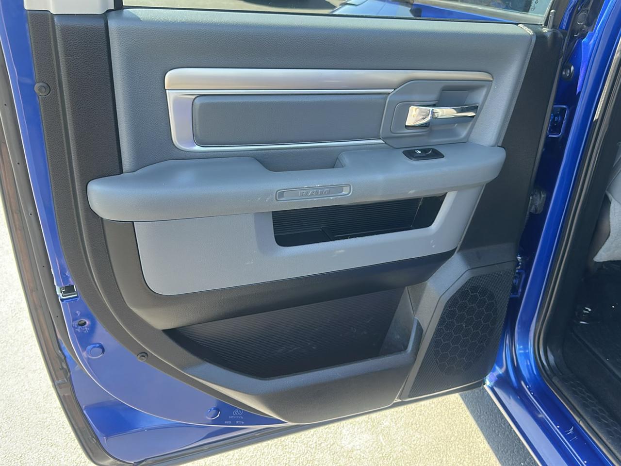 RAM 1500 4WD Crew Cab 140.5" Outdoorsman 2016