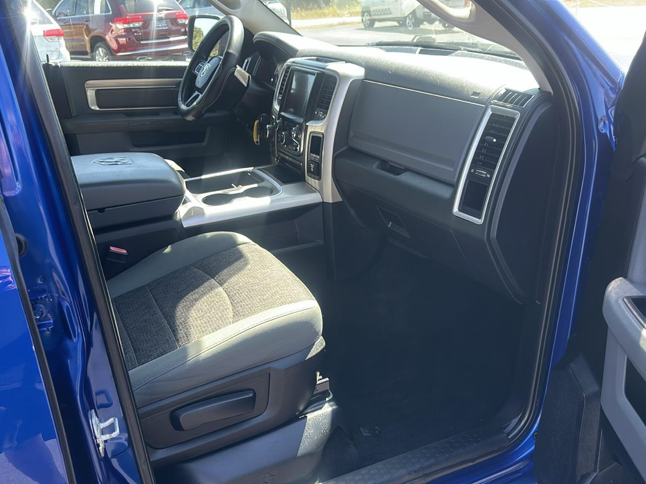 RAM 1500 4WD Crew Cab 140.5" Outdoorsman 2016