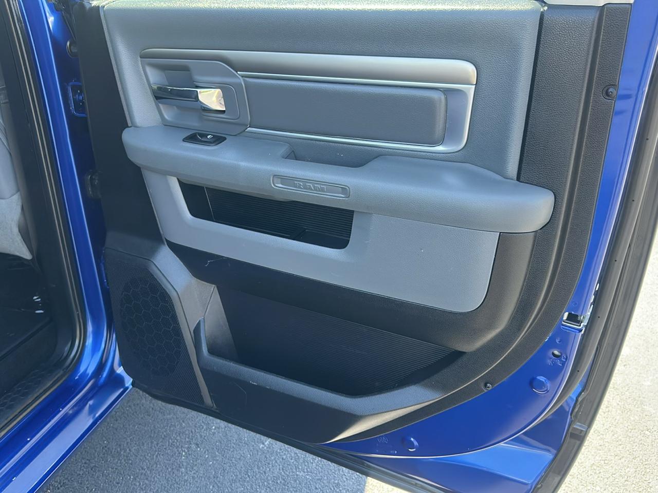 RAM 1500 4WD Crew Cab 140.5" Outdoorsman 2016