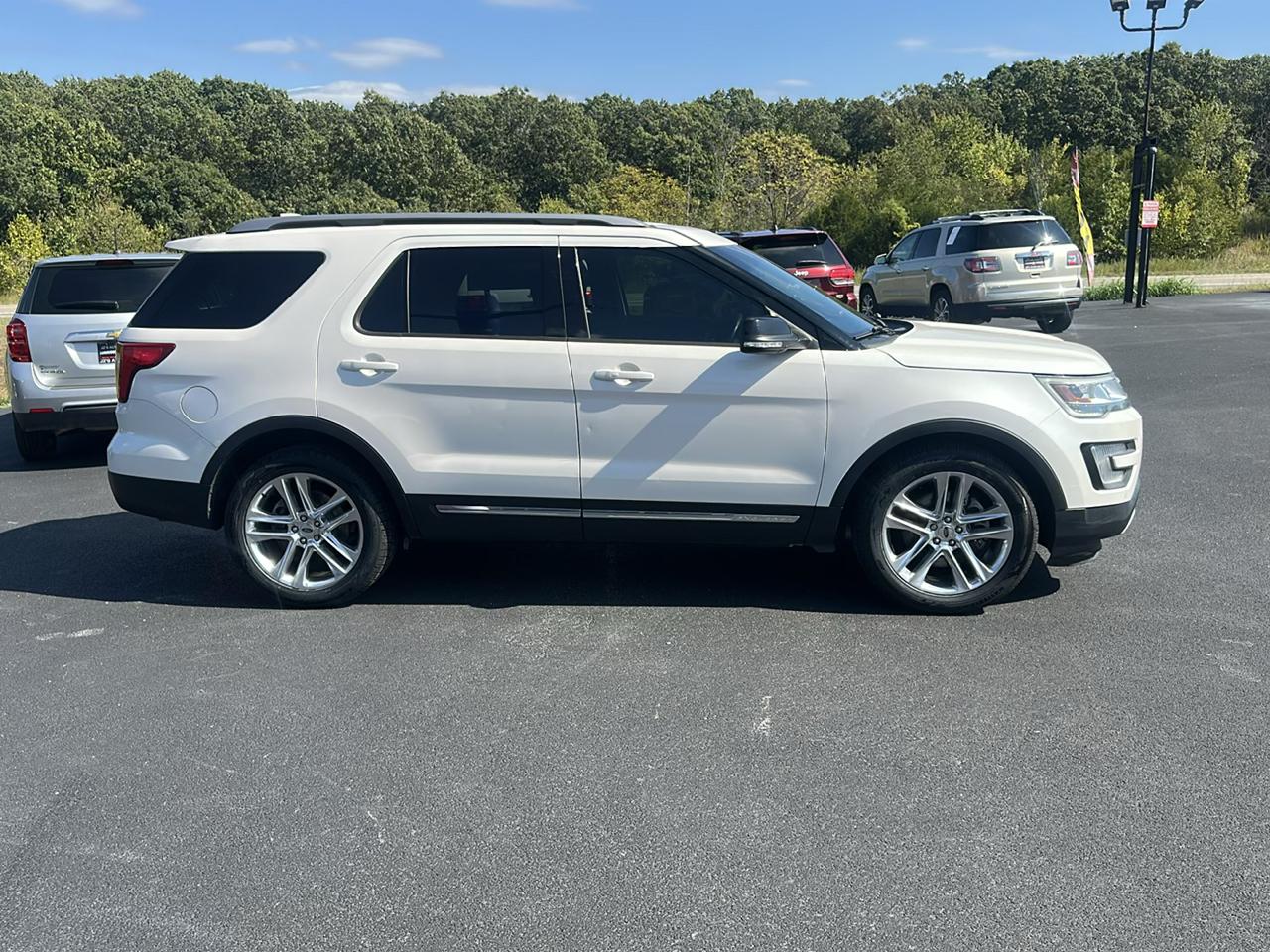 Ford Explorer XLT 4D SUV FWD 2017