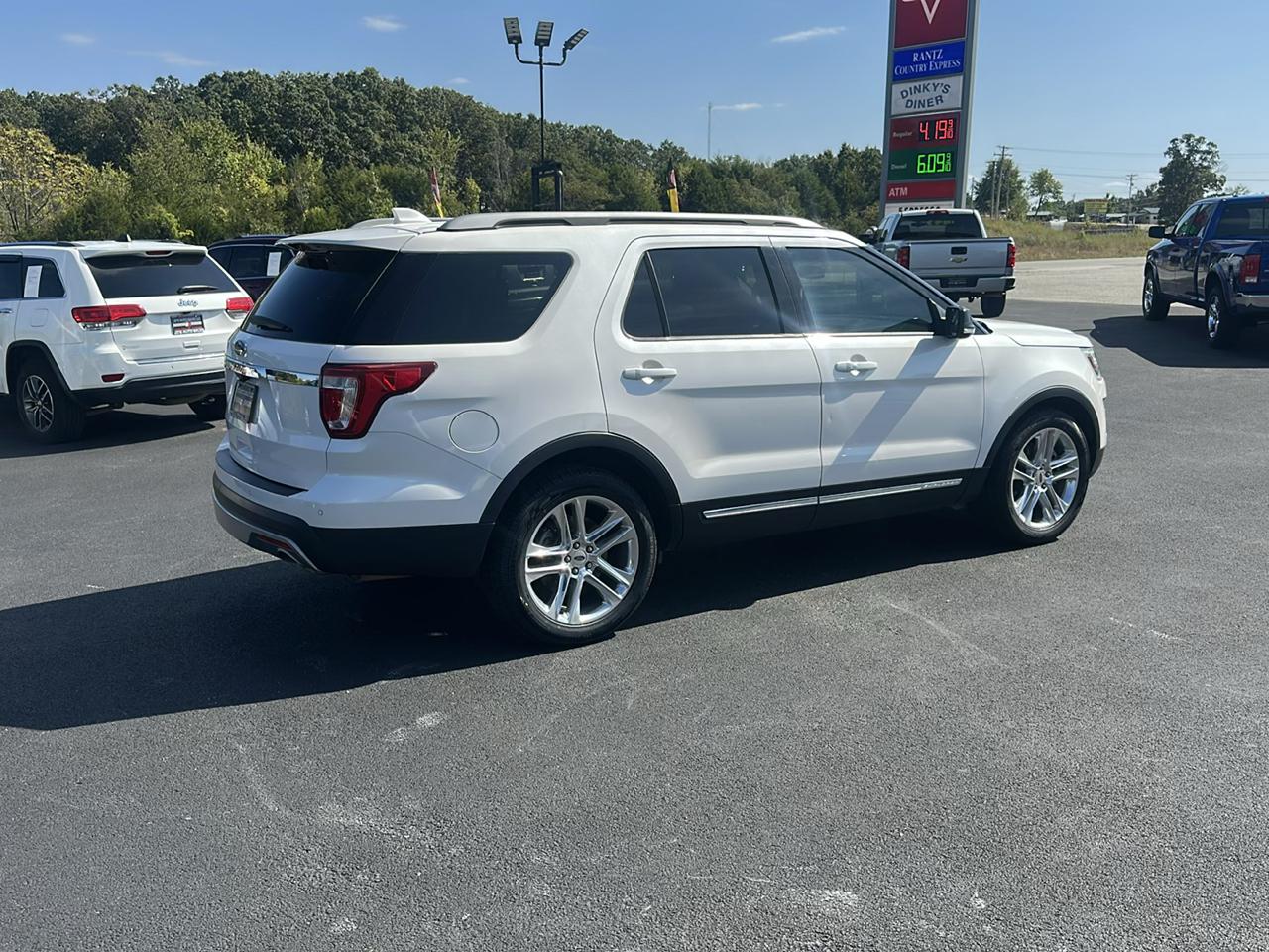 Ford Explorer XLT 4D SUV FWD 2017