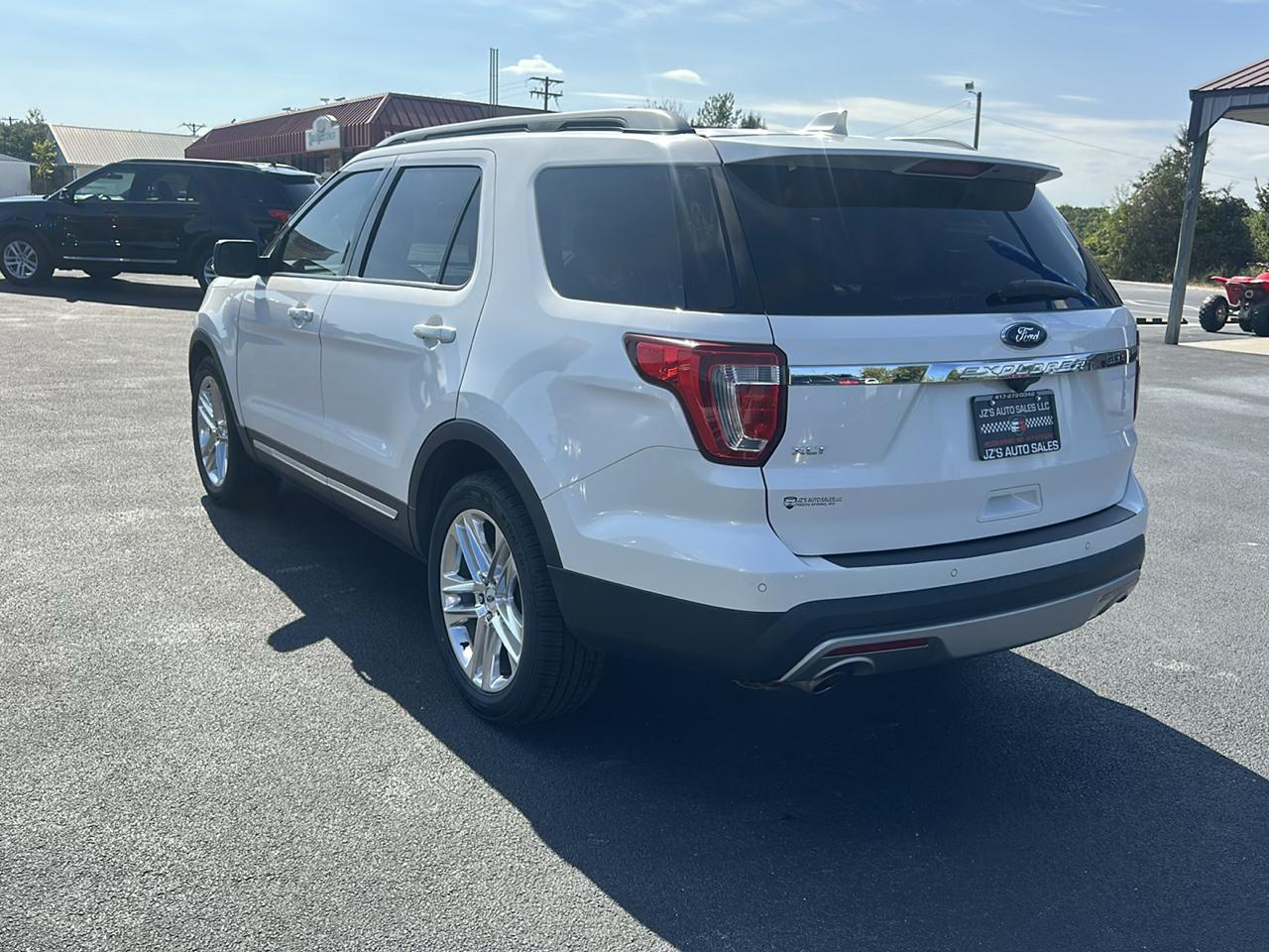 Ford Explorer XLT 4D SUV FWD 2017
