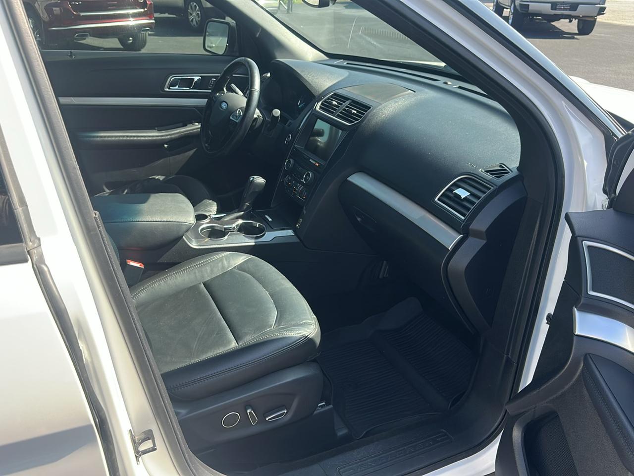 Ford Explorer XLT 4D SUV FWD 2017