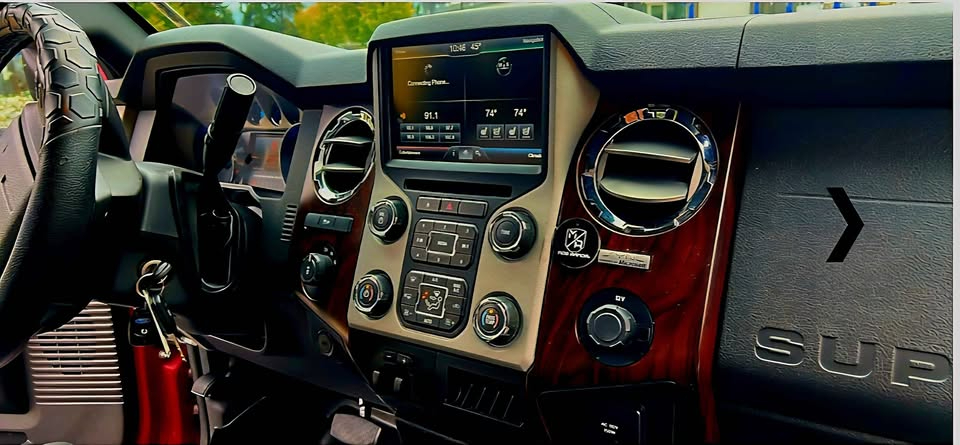 Ford Super Duty F-350 SRW Crew Cab 156" Lariat 2014 Ford Super Duty F-350 SRW Crew Cab 156" Lariat 2014